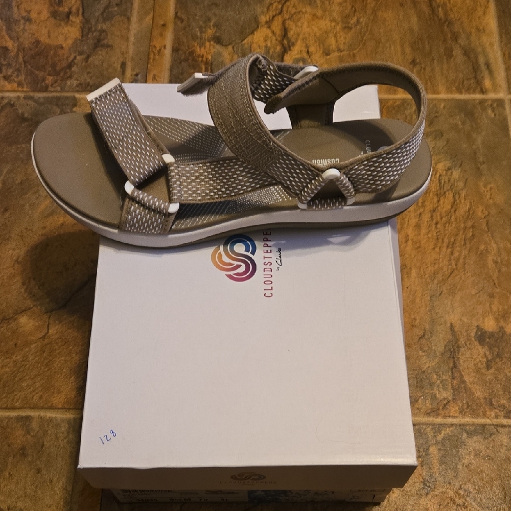 Clarks Cloudstepper Women's Tan & Cream Strappy Sport Sandals